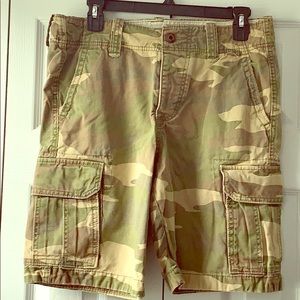 Young men’s cargo camouflage shorts